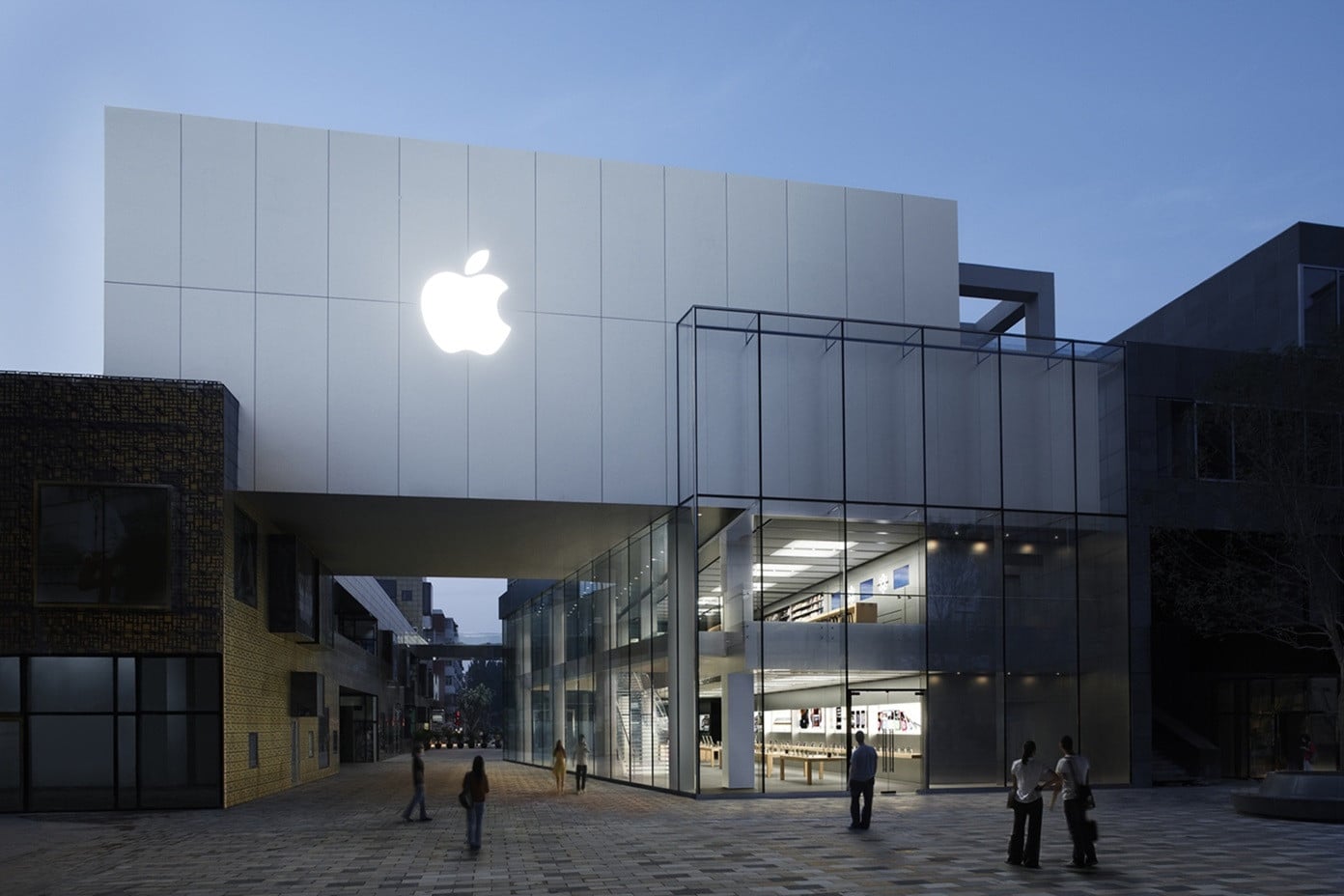 Apple closes its oldest retail store in China