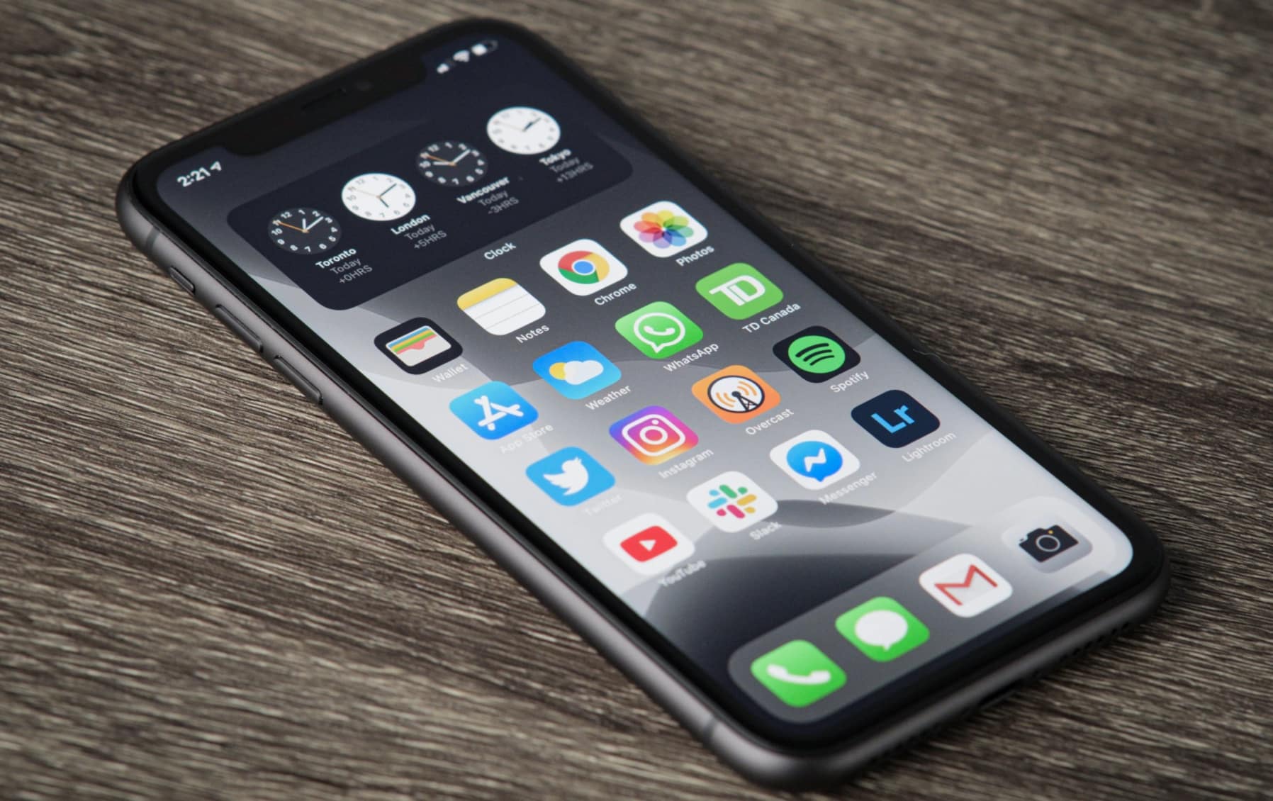 Huawei and Apple are the only two vendors in China's high-end phone market, analyst says