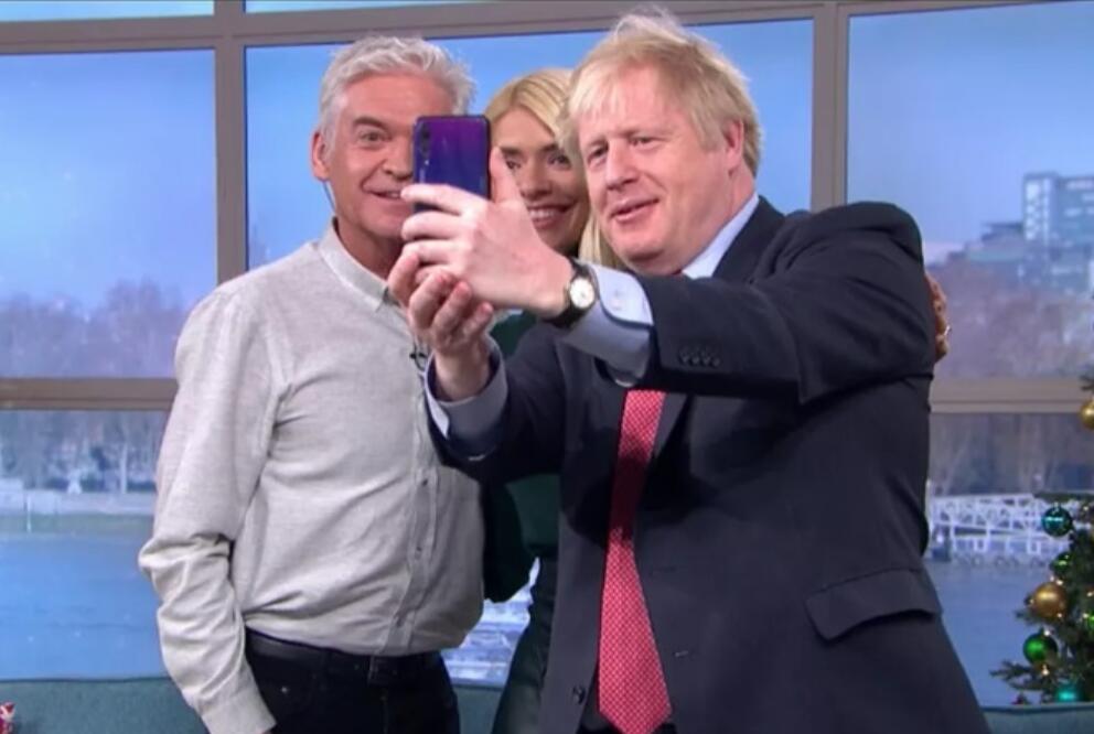 British Prime Minister spotted taking selfie with Huawei P20 Pro-CnTechPost