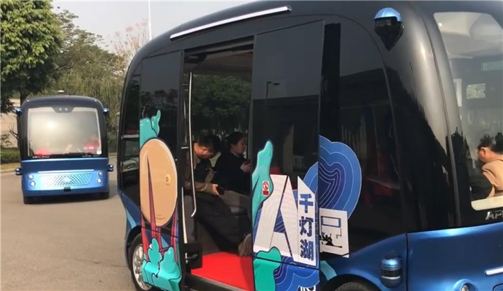 World's first mass-produced L4 driverless bus put into use in China