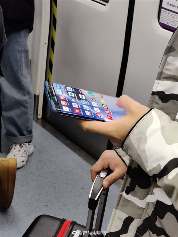 Suspected Huawei P40 Pro appears in the subway-CnTechPost