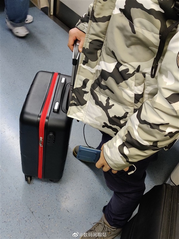 Suspected Huawei P40 Pro appears in the subway-CnTechPost