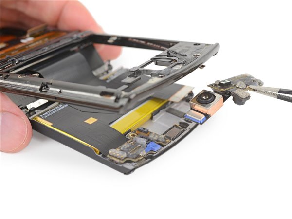 Teardown reveals the inside of the Motorola Razr-CnTechPost