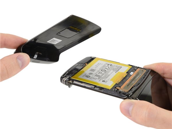Teardown reveals the inside of the Motorola Razr-CnTechPost