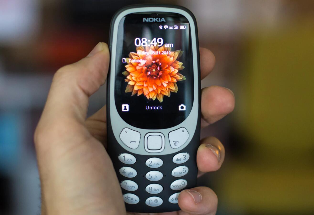 How did phone makers in China survive the SARS epidemic?
