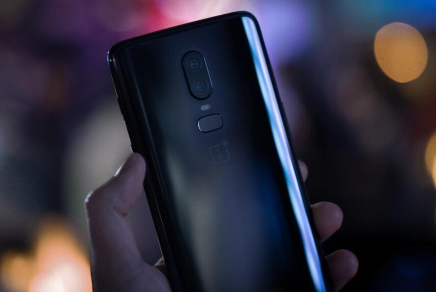 China has 1.6 billion mobile phone subscribers